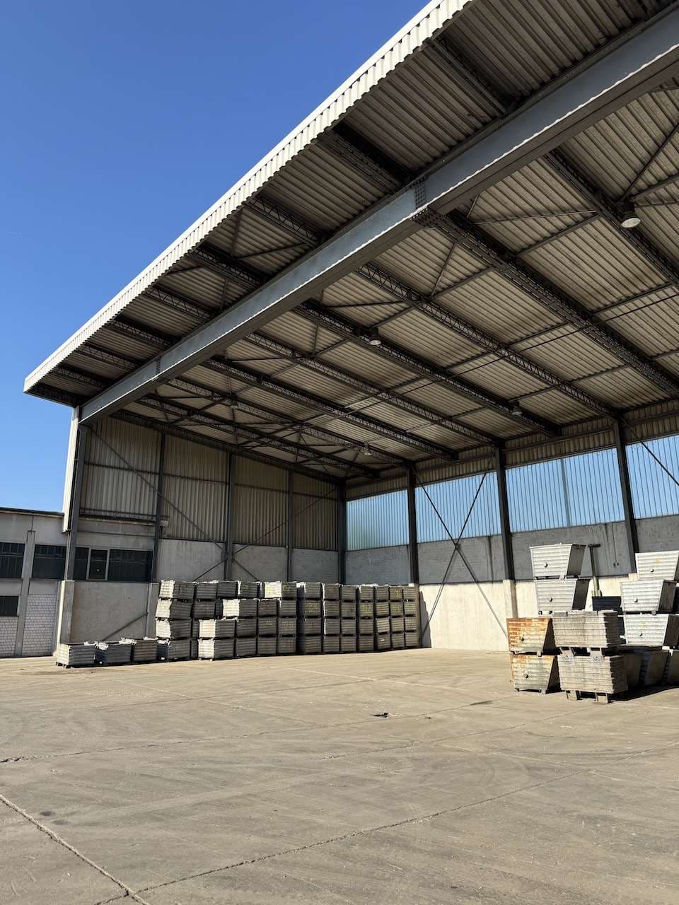 Zweite überdachte Halle