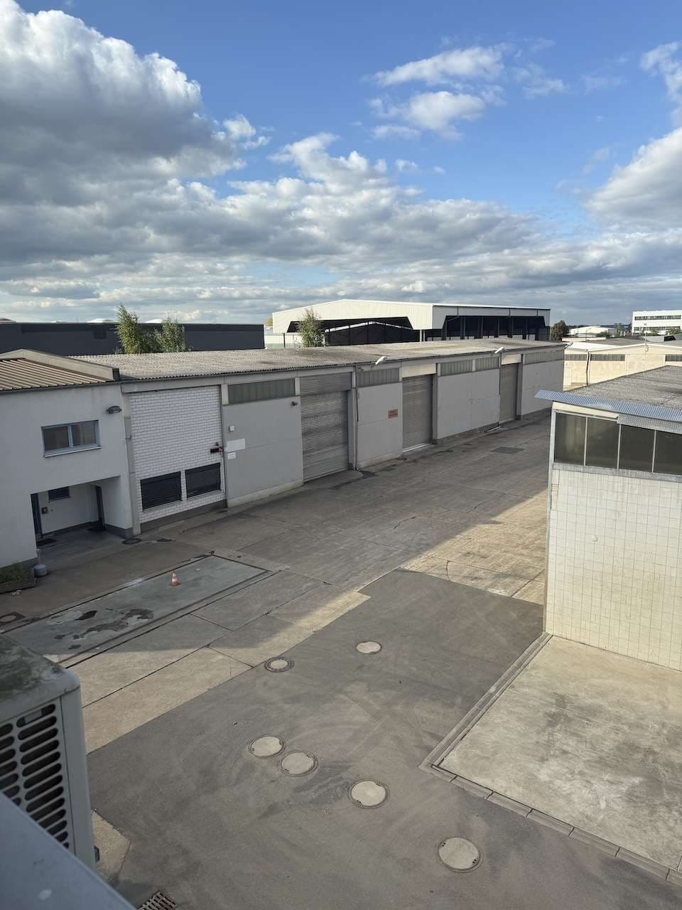 Wohngebäude und Hallen