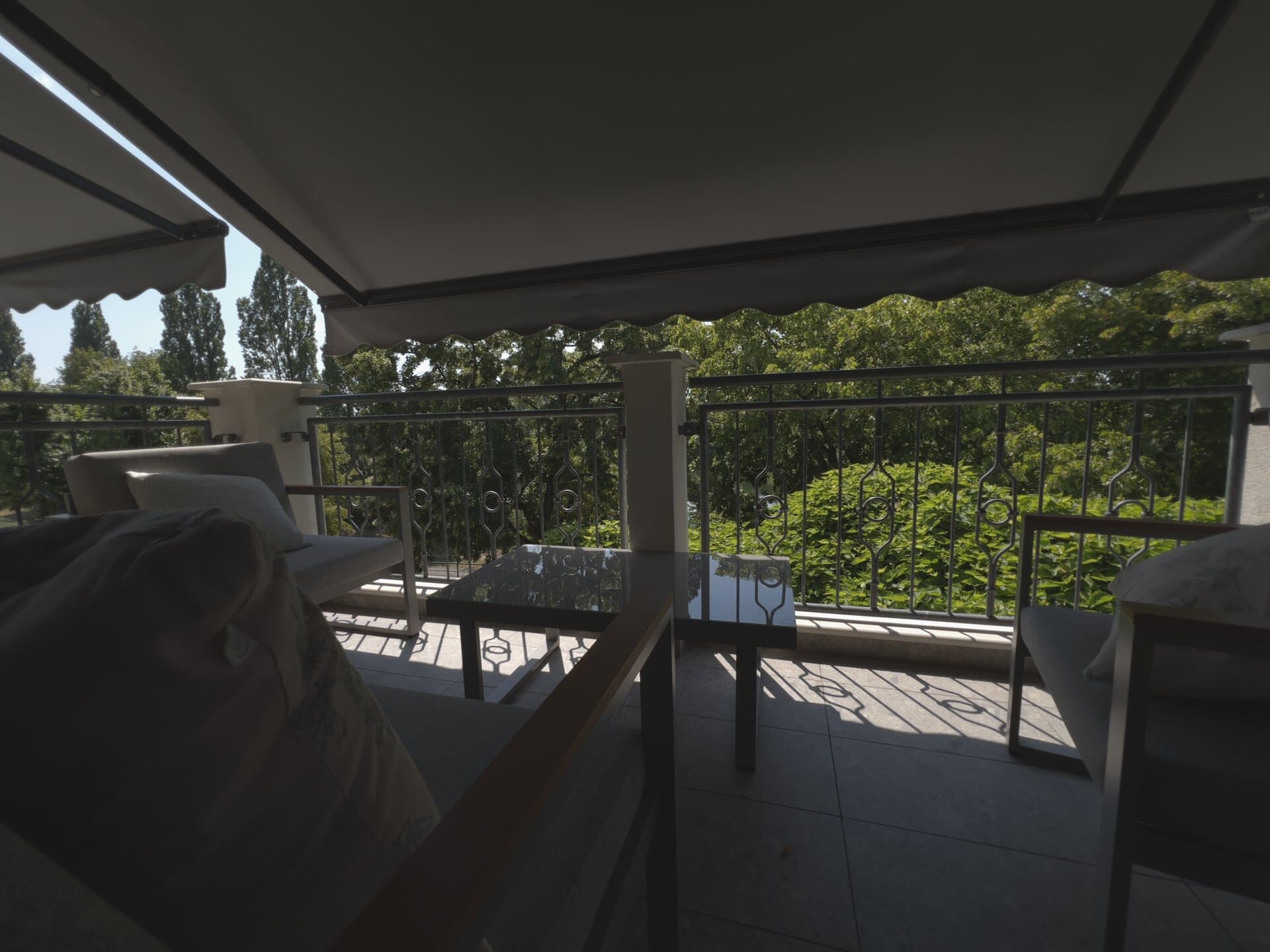 Privater Balkon mit Markise und Grünblick