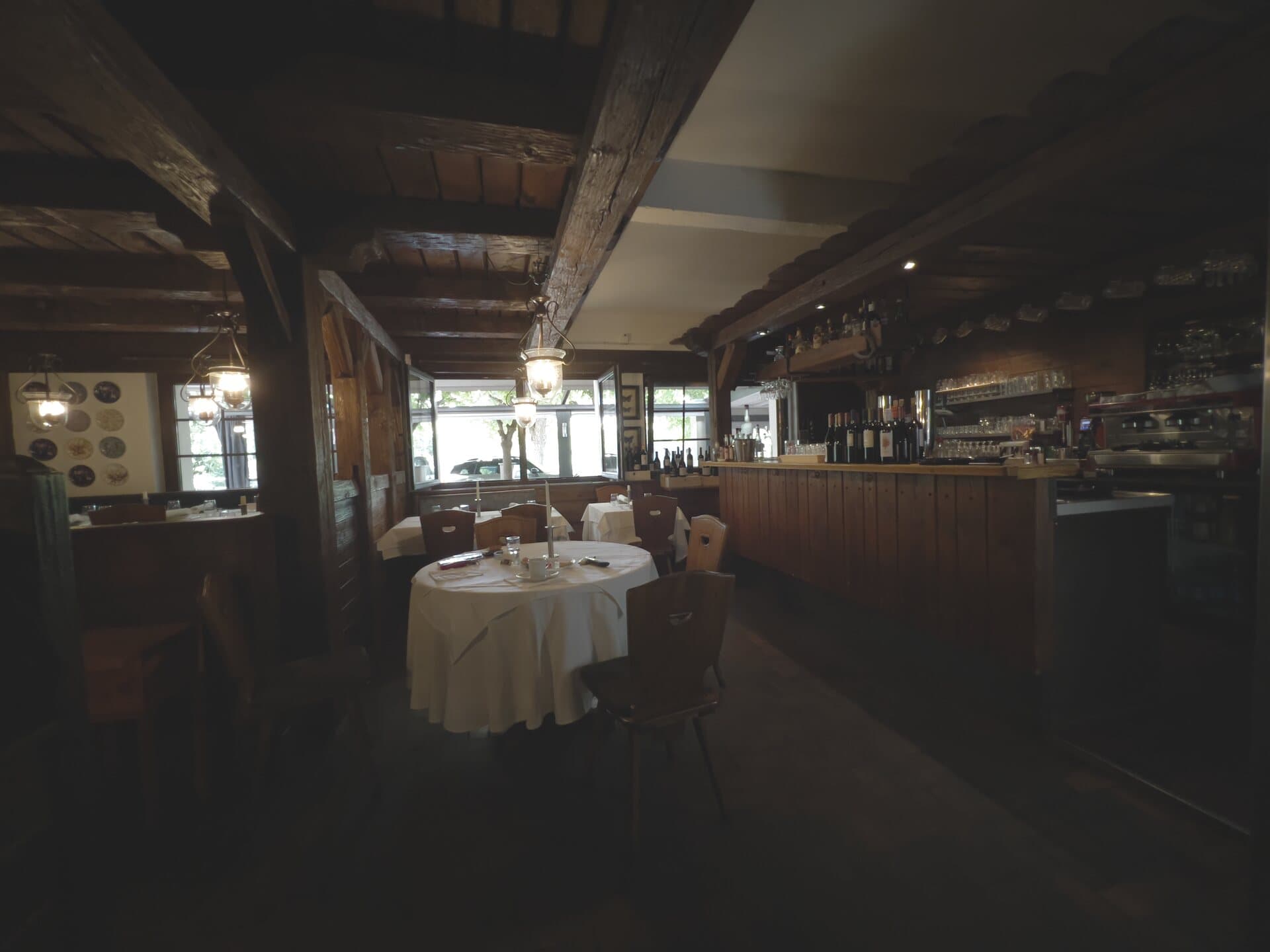 Gastraum mit Theke