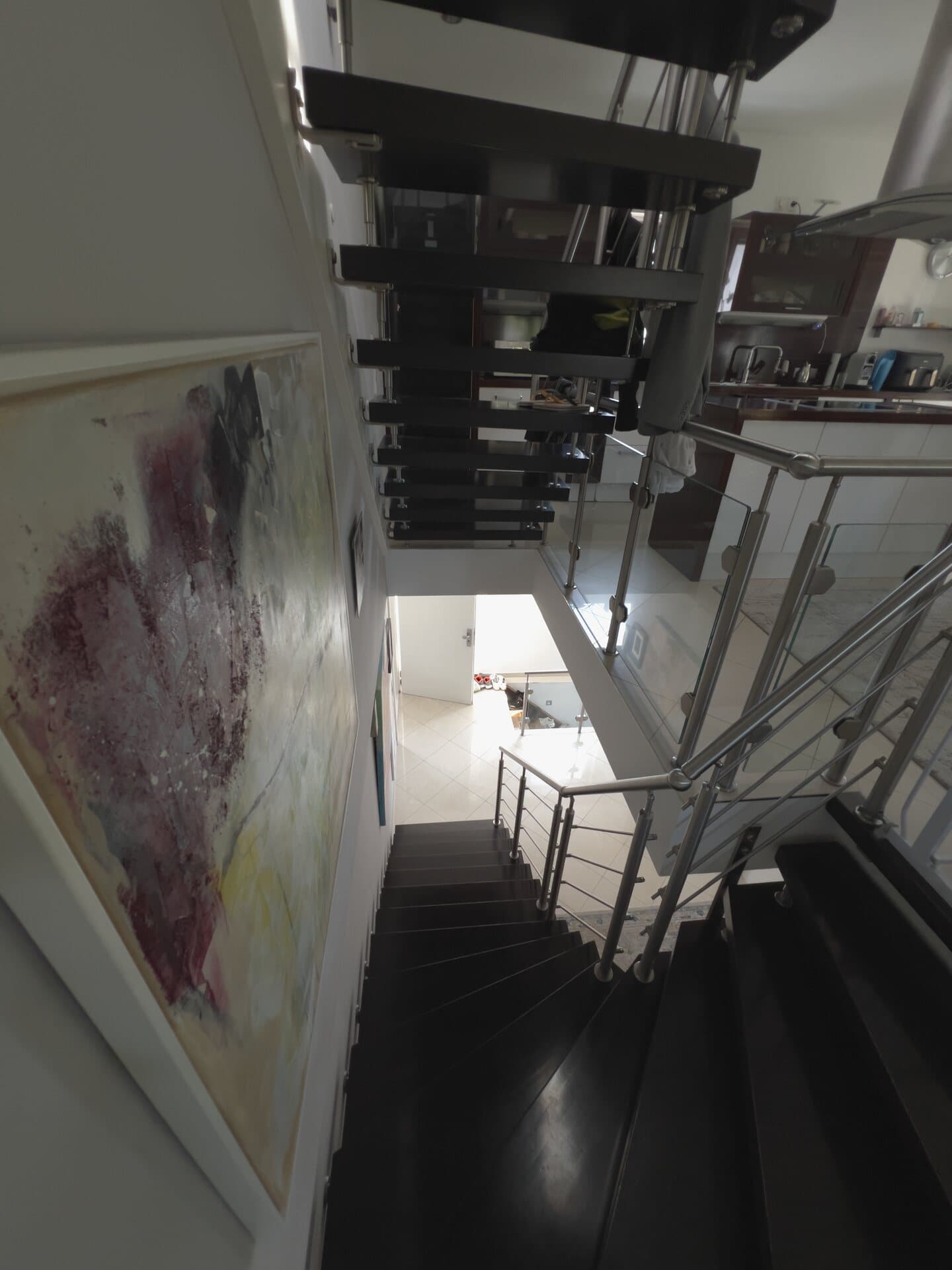 Galerietreppe mit Kunstwand