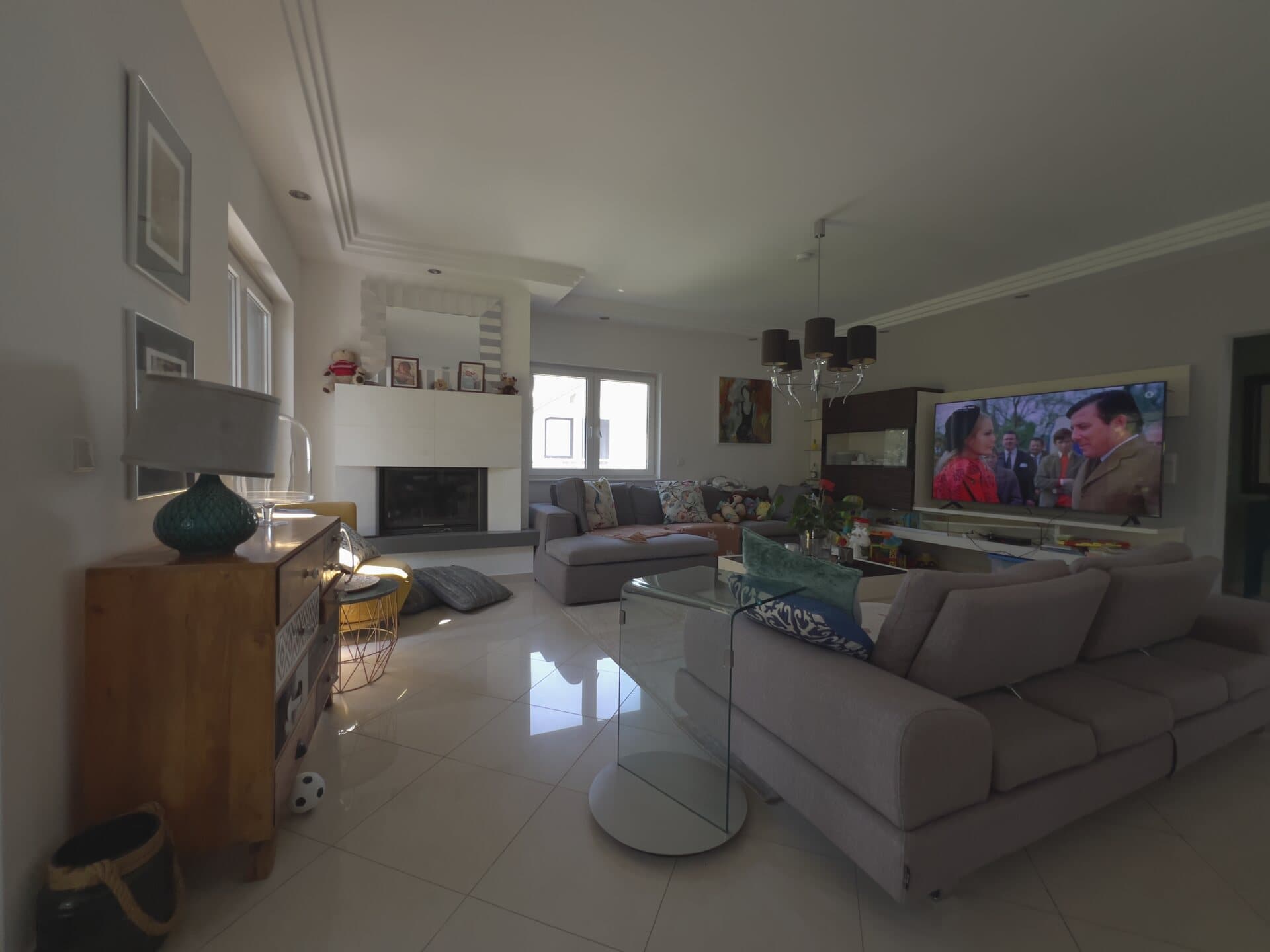 Großzügiges Wohnzimmer mit Loungebereich