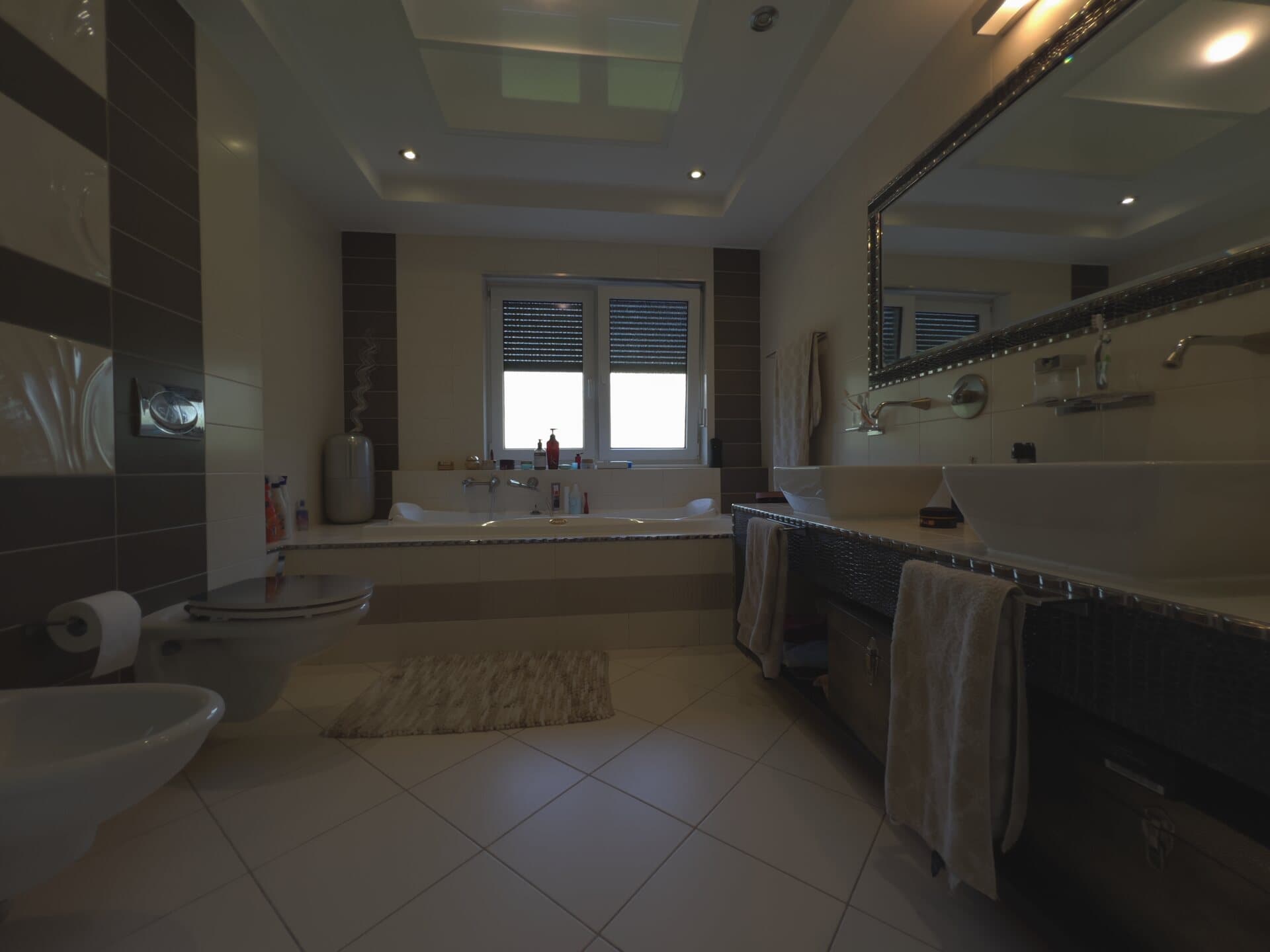 Großzügiges Wannenbad en suite