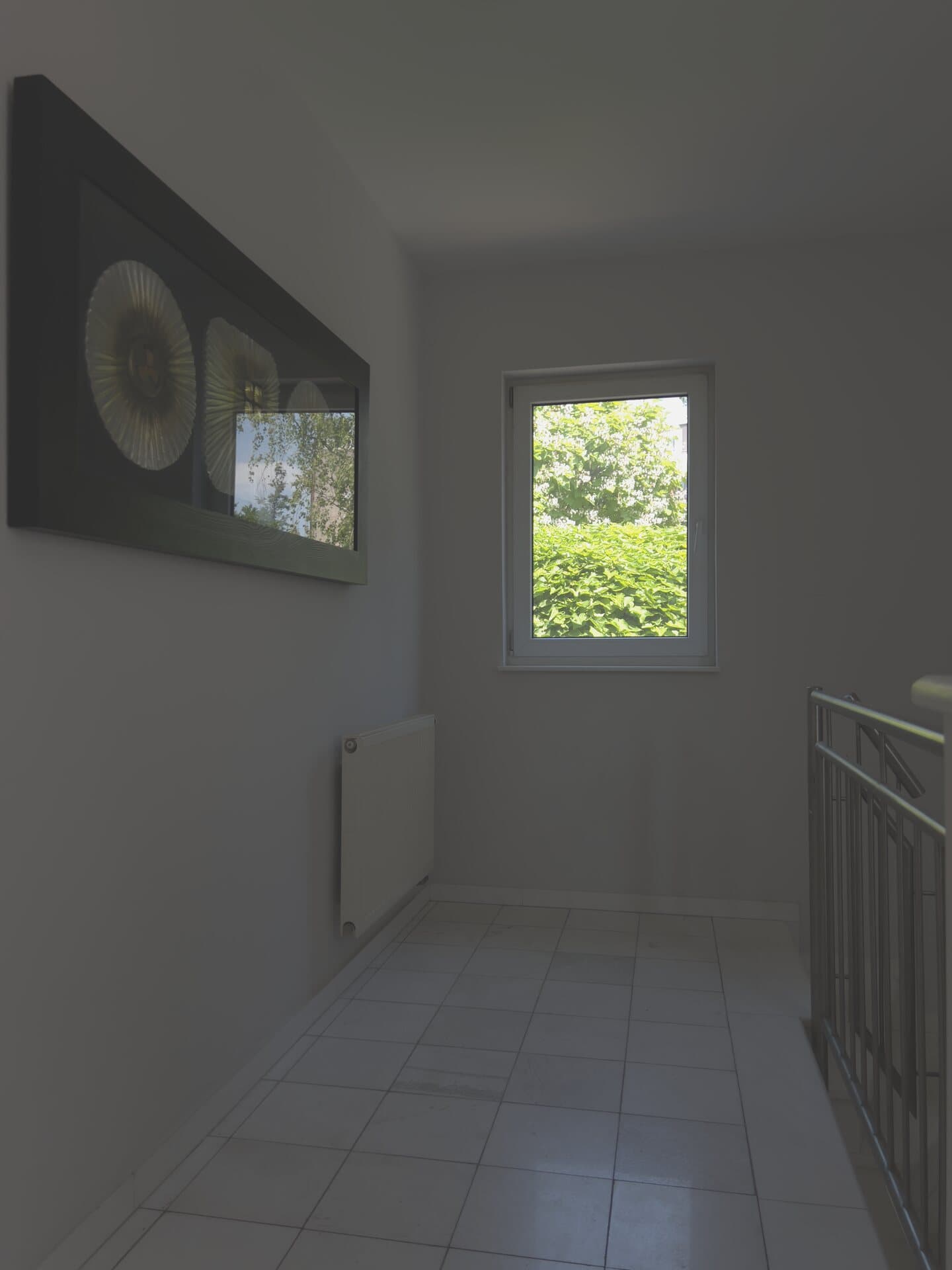 Heller Treppenflur mit Gartenfenster