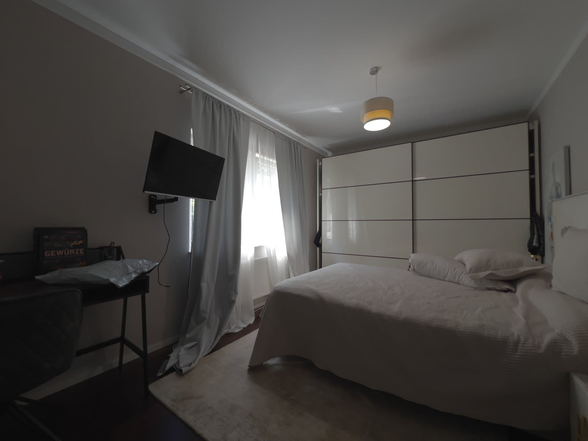 Schlafzimmer mit großem Kleiderschrank
