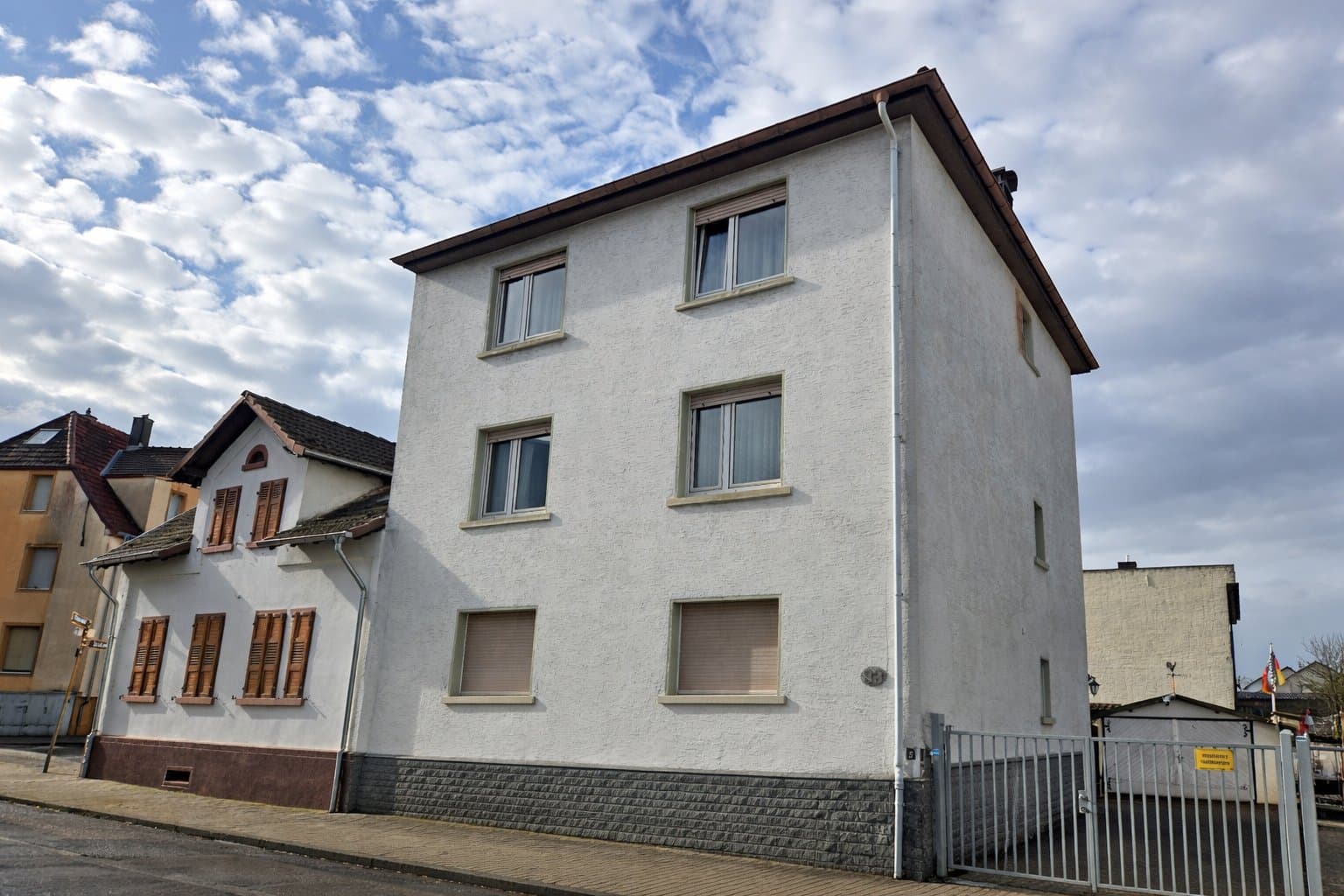 Wikingerstraße 33 — Straßenansicht des Mehrfamilienhauses