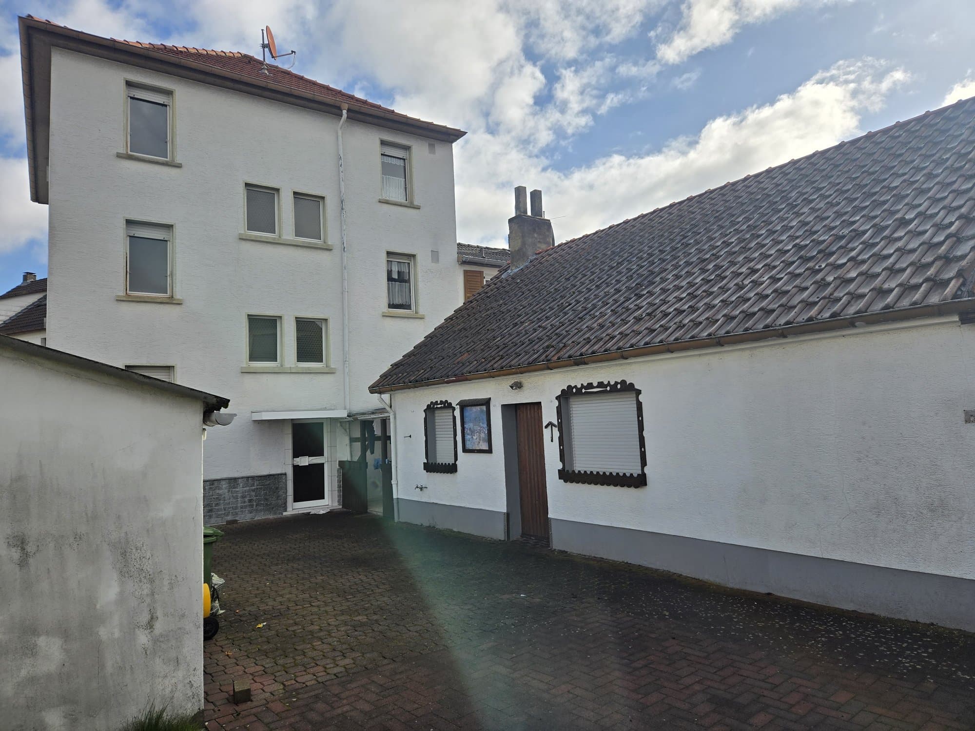 Innenhof mit dem Zugang zur Erdgeschosswohnung