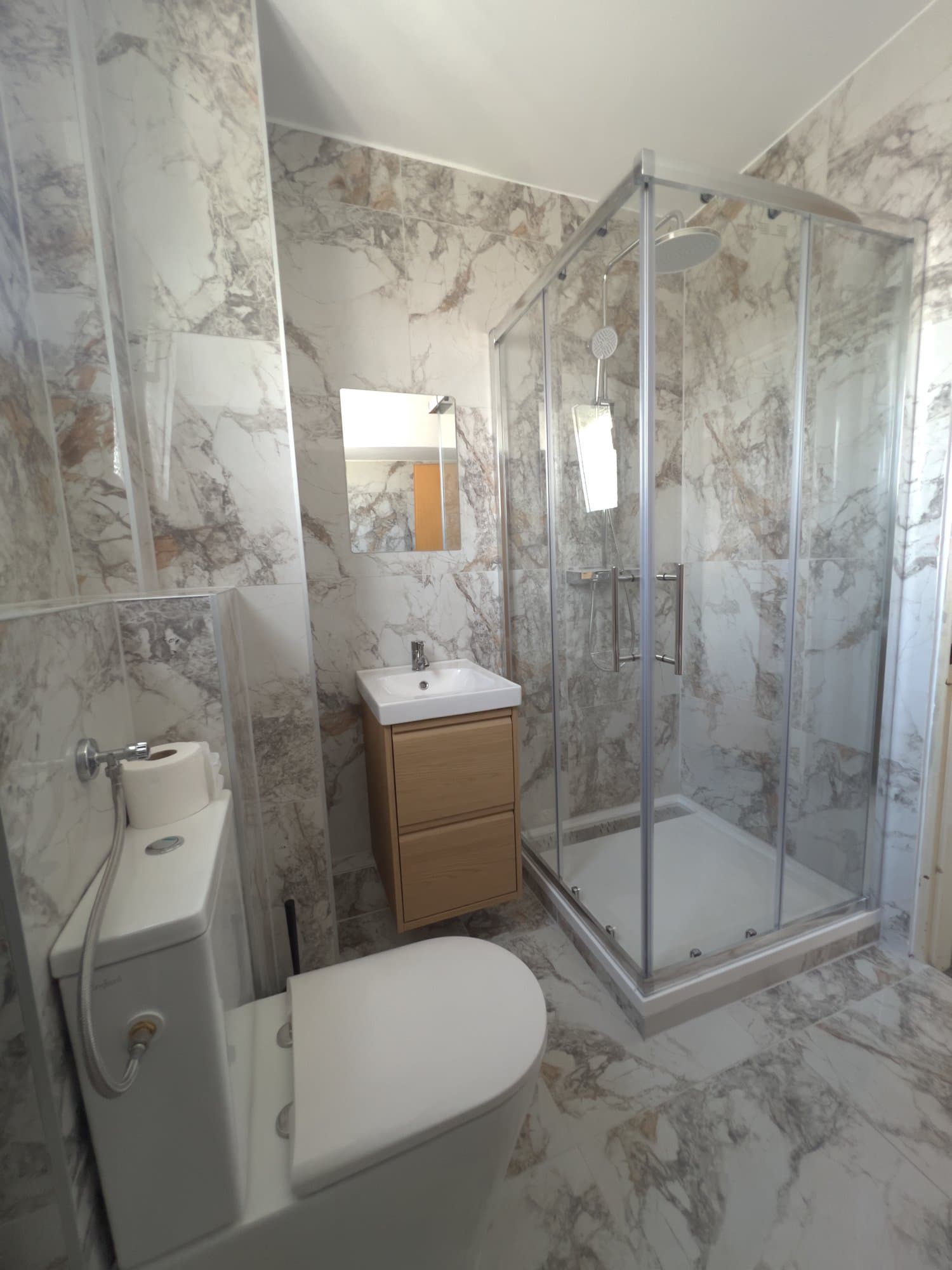 Neues Duschbad in Marmoroptik