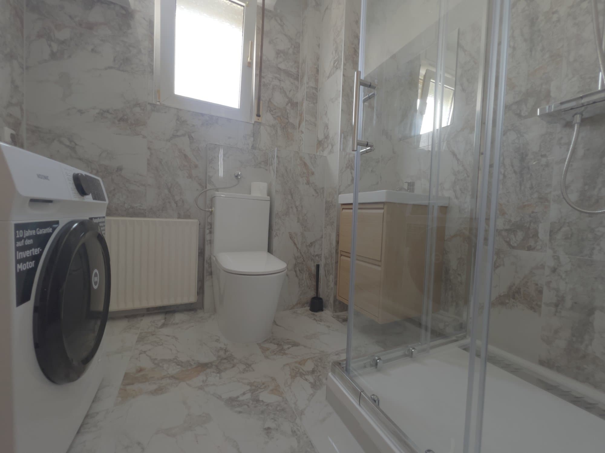 Bad mit Waschmaschinenanschluss und WC